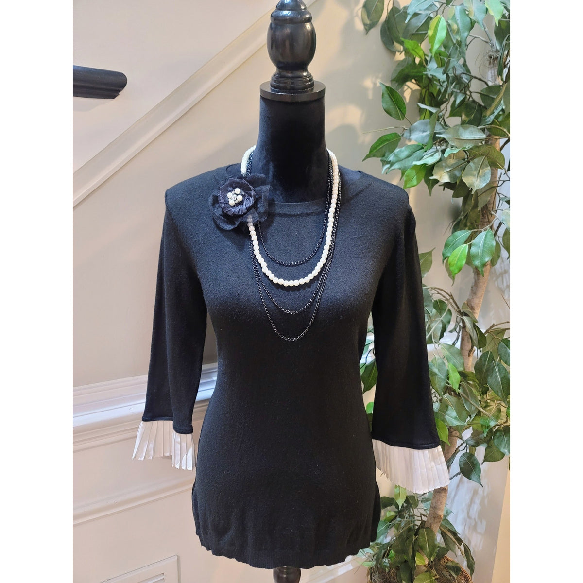 Vida Milani Pullover Sweater Women's Medium Black/White Pleated Cuff Side Slit