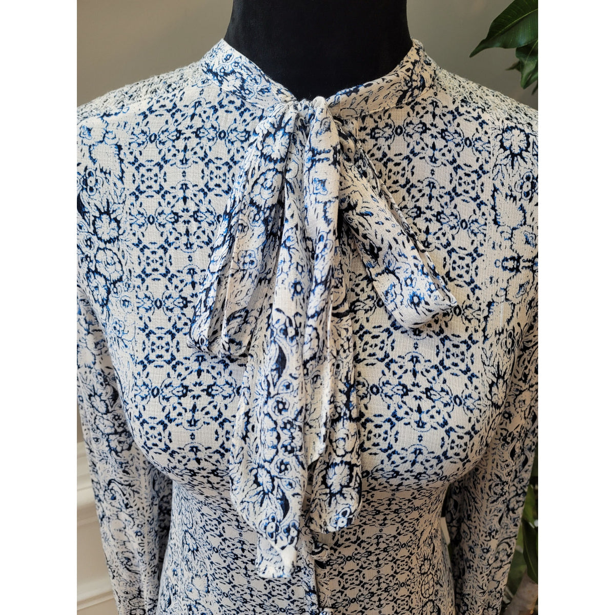 Lucky Brand Blouse SP Black White Abstract Tie Neck Curved Hem Casual Button-Up