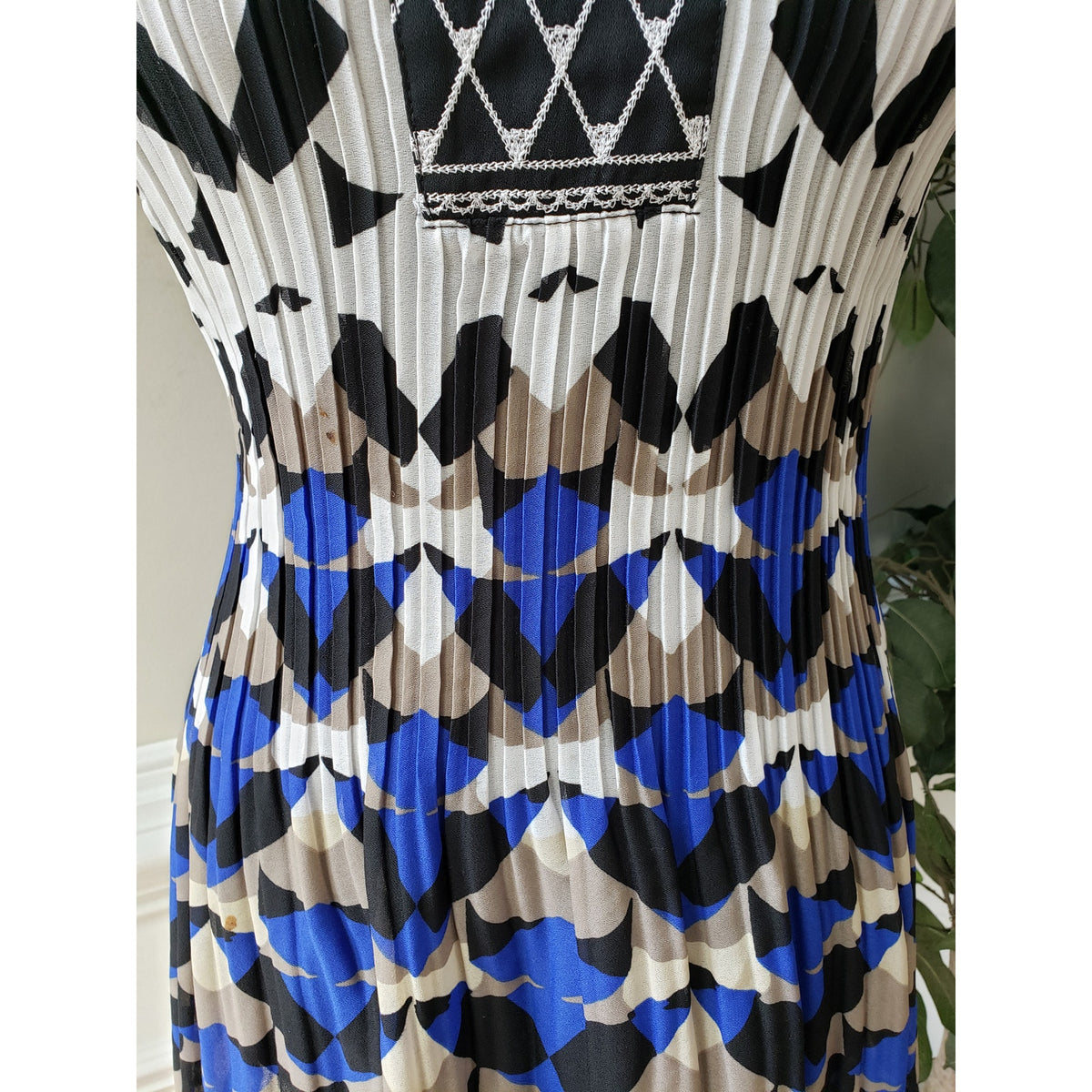 Alfani Knee Length Dress Women's Small Multi Geometric Beaded Sleeveless V Neck