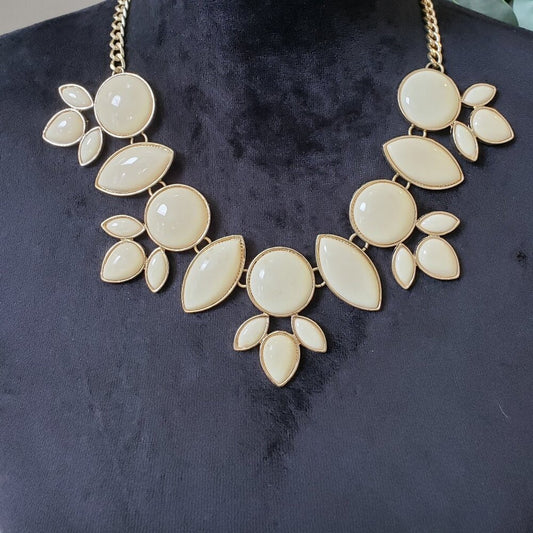 Women Beige Faux Pearl Beaded Flower Gold Tone Chain Necklace with Lobster Clasp