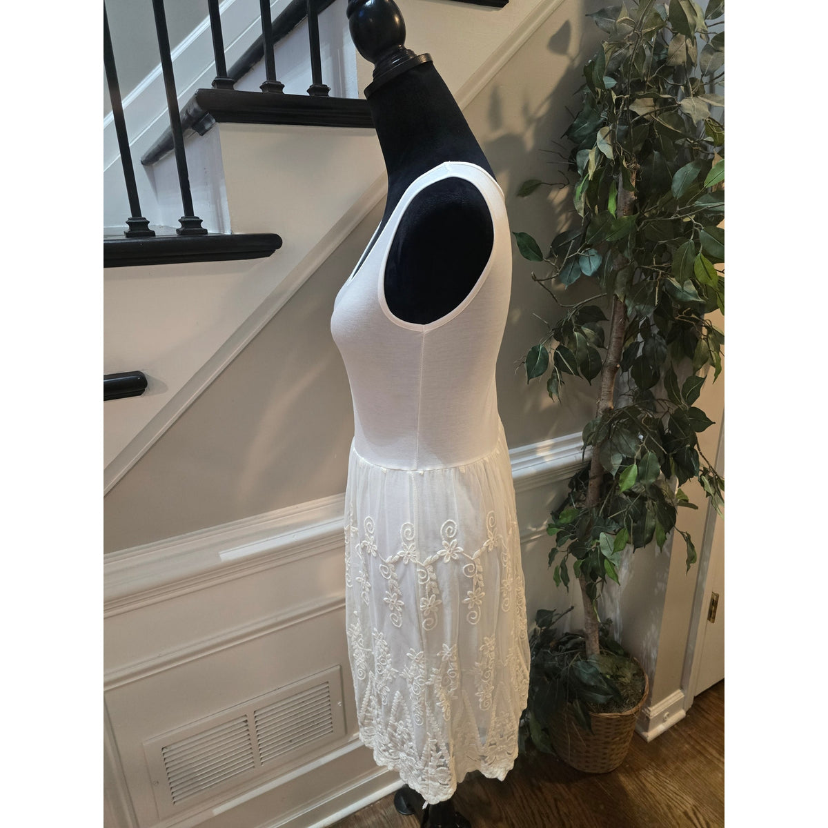 Olive des Olive A-Line Dress Women's Small White Floral Embroidered Scoop Neck
