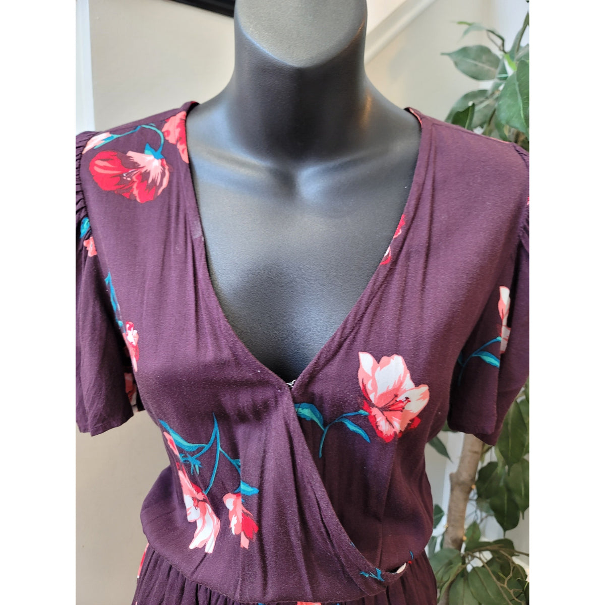 Old Navy Floral Wrap Jumpsuit Women's Size Small Burgundy Short Sleeves V Neck