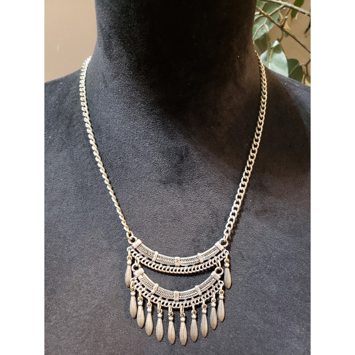 Women Silver Tone Exquisite Charm Curb Chain Statement Necklace w/ Lobster Clasp