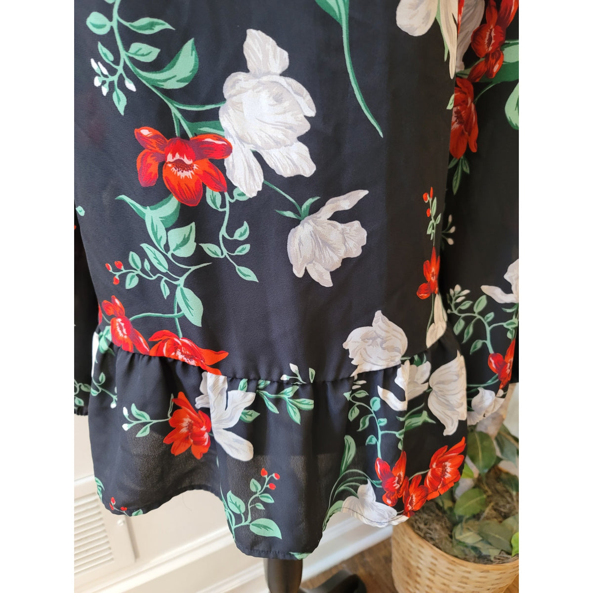 Old Navy Blouse XL Black Floral Ruffle Hem Tie Split Neck Raglan Sleeve Party2