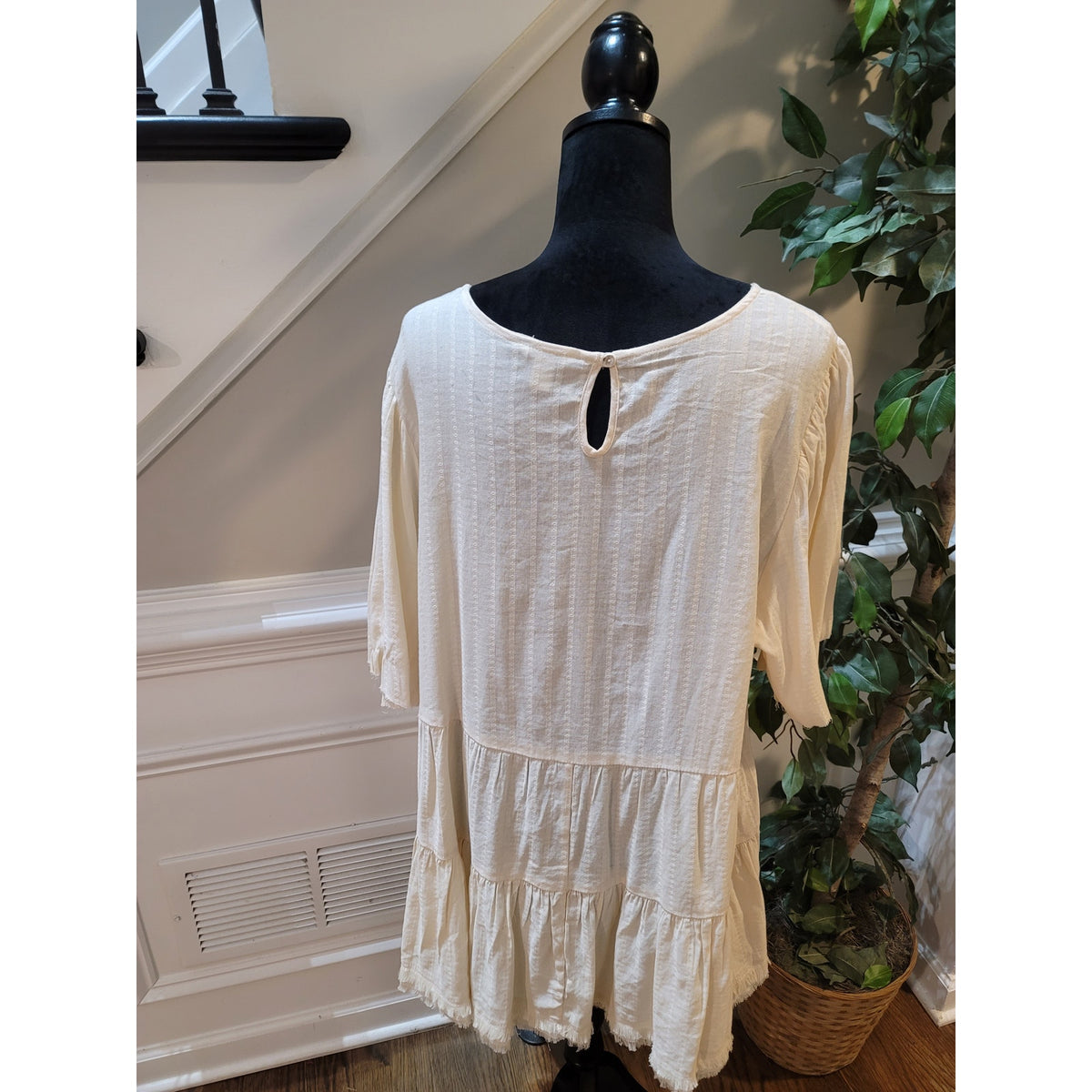 Cato Blouse Top Women SZ 22/24W Off-White Tiered Raw Edge Keyhole Flutter Sleeve