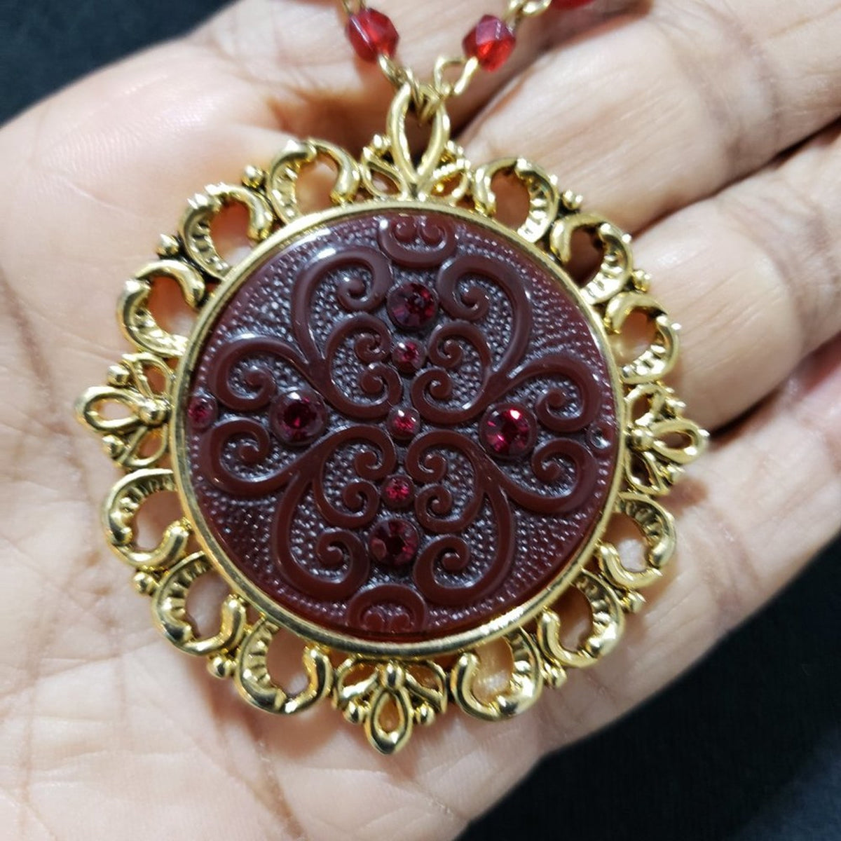 Women Fashion Red Beads & Round Thewa Pendant Collar Necklace with Lobster Clasp