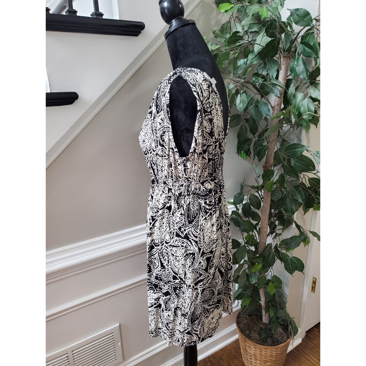 LOFT Women's Black & White Floral Rayon V-Neck Sleeveless Knee Length Dress MP