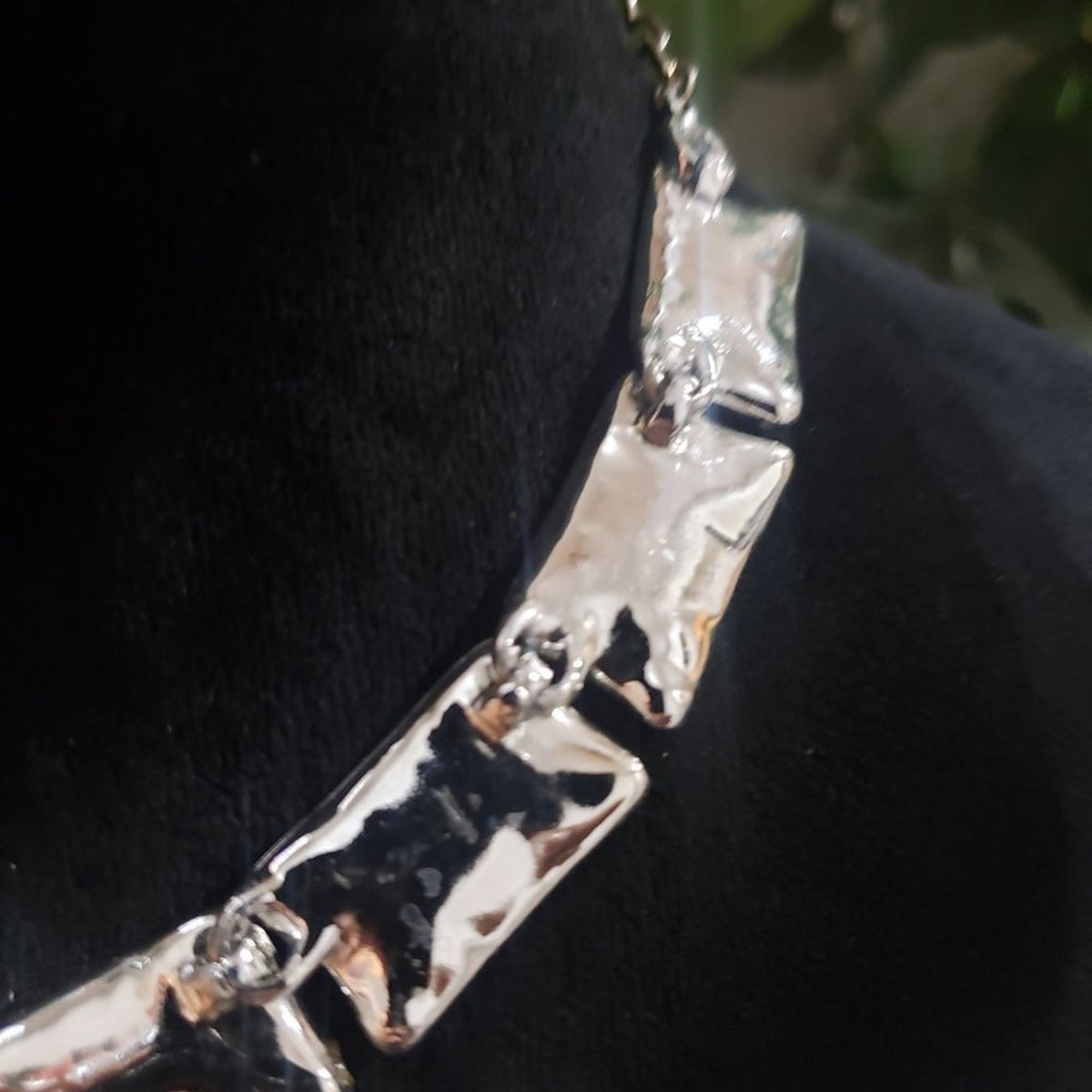Women Silver Tone .Geometric Shape Link Articulated Choker Necklace Hook & Eye