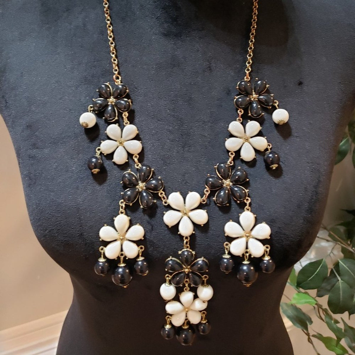 Womens Fashion Black White Flower & Beaded Collar Necklace with Lobster Clasp