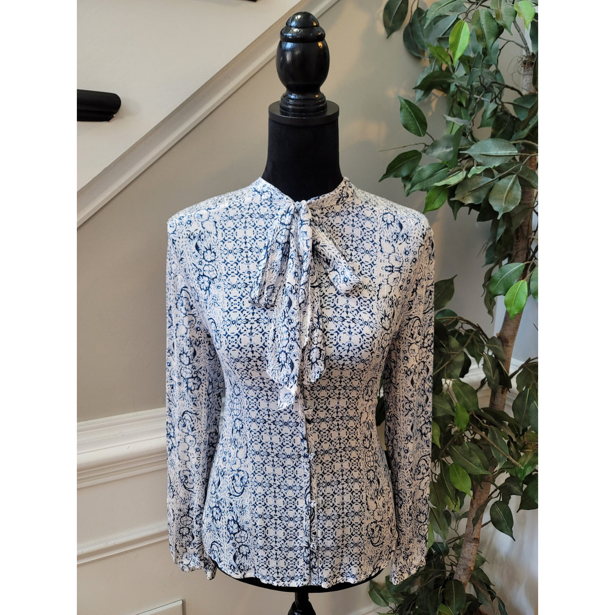 Lucky Brand Blouse SP Black White Abstract Tie Neck Curved Hem Casual Button-Up