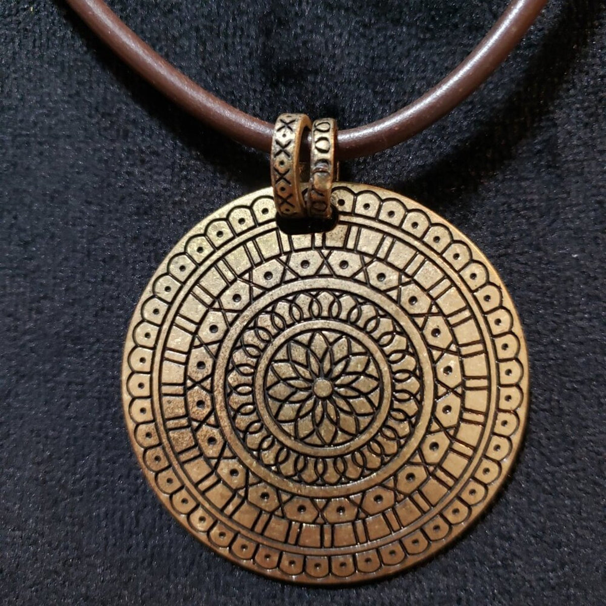 Women Silver Metal Medallion Pendant Leather Chain Necklace with Lobster Clasp