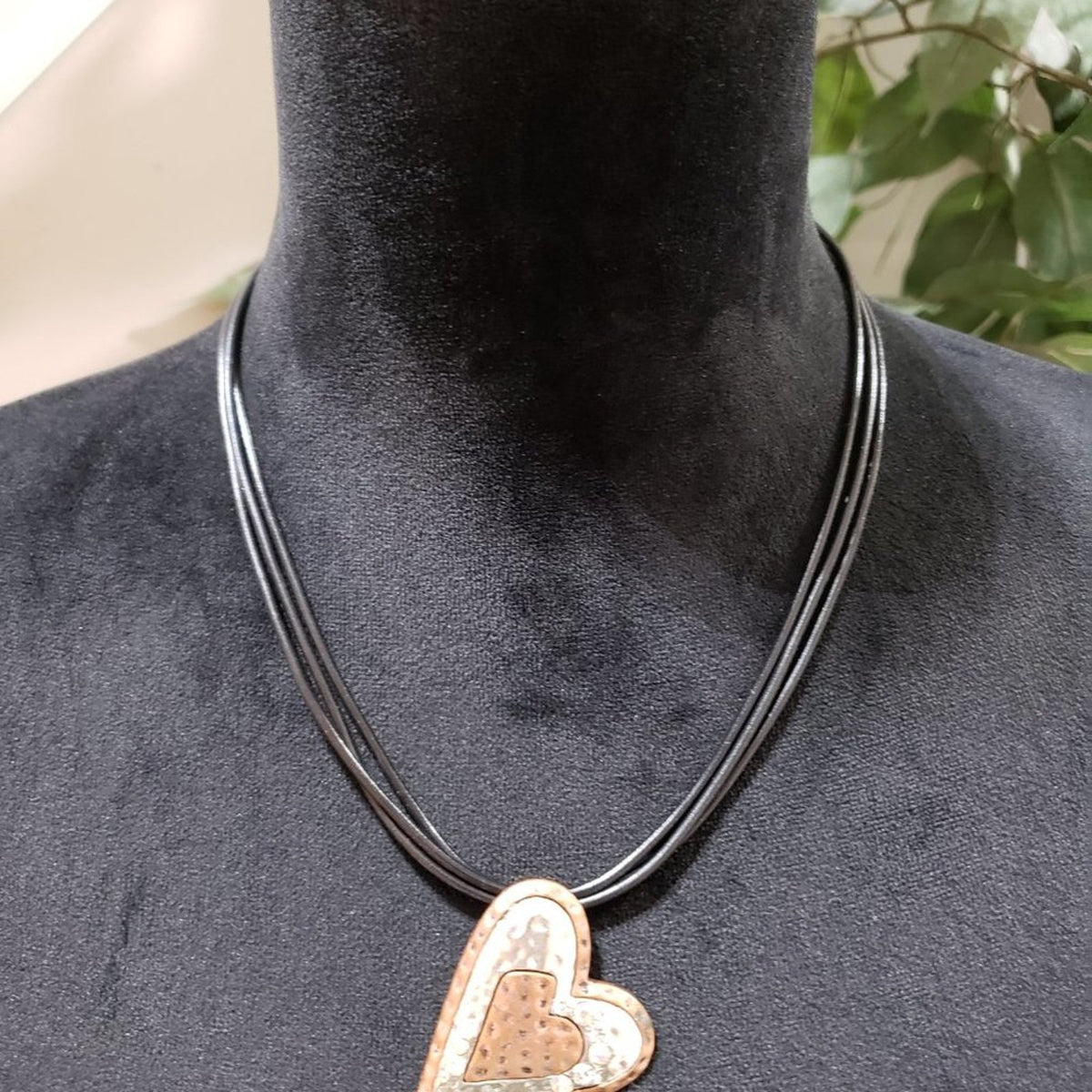 Women Modern Fashion Chunky Big Heart Pendant Rhinestones Charm Collar Necklace