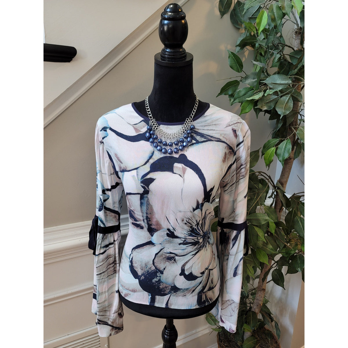 Karen Kane Top M White Navy Floral Crew Flared Sleeve Keyhole Back Casual Party