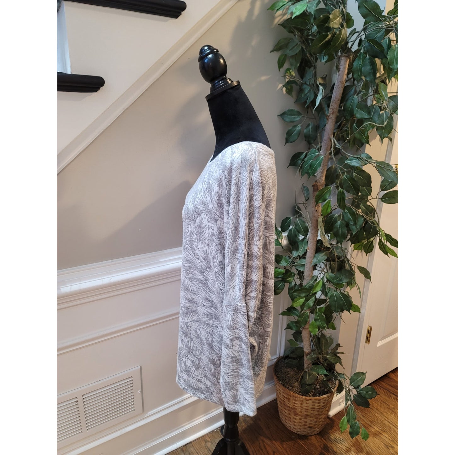 White House Black Market Sweater Women's Medium Gray Long Sleeve Pullover Print