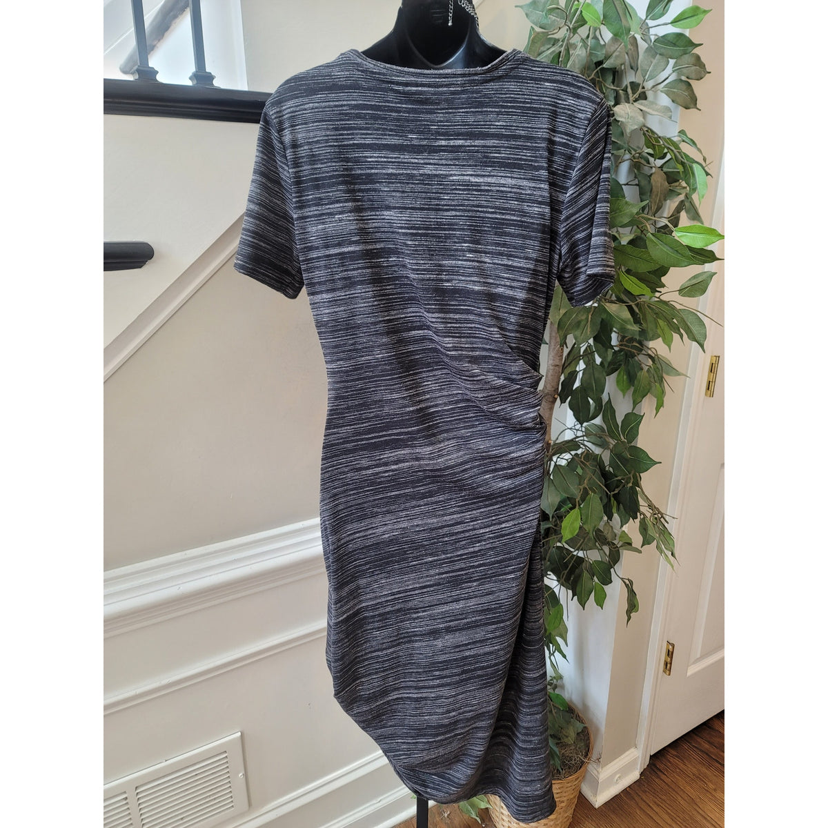 Athleta Midi Dress Women's Size Medium Gray Polyester Short Sleeves Crew Neck