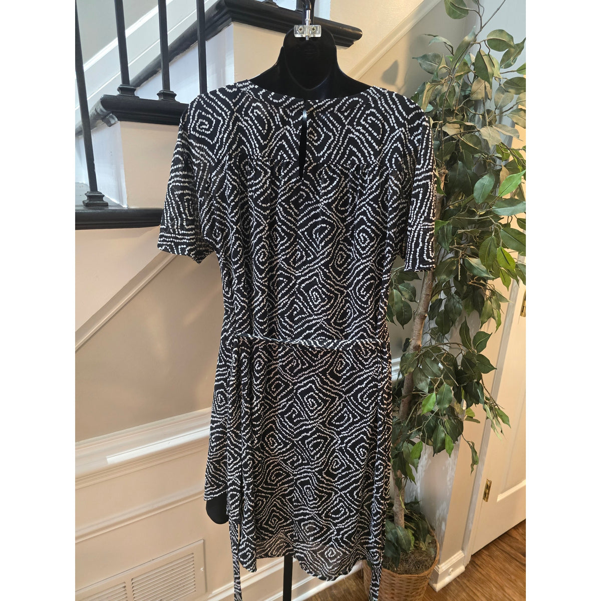 Loft Shift Dress Women's SZ XS Black/White Geometric Pleated Keyhole Waist Tie