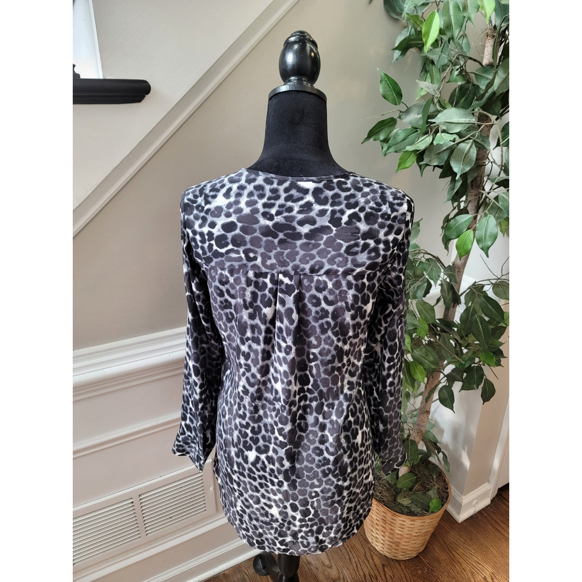 Express Blouse XS Black White Leopard Crew Neck Curved Hem Long Sleeve Button-Up