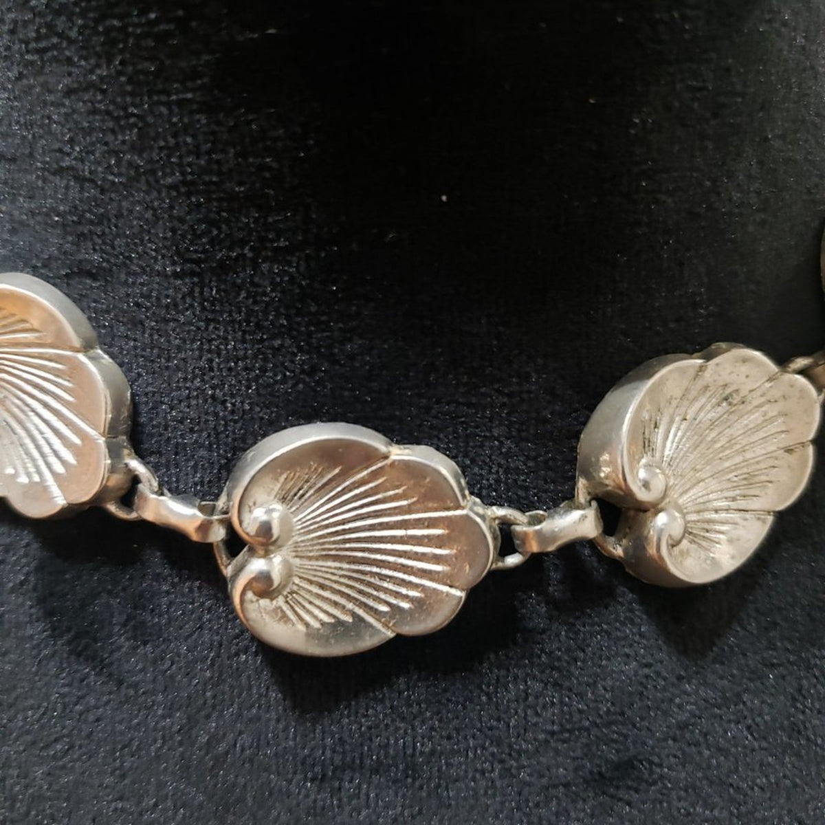 Women Fashion Textured Pansy Silver Tone Choker Collar Necklace with Pearl Clasp
