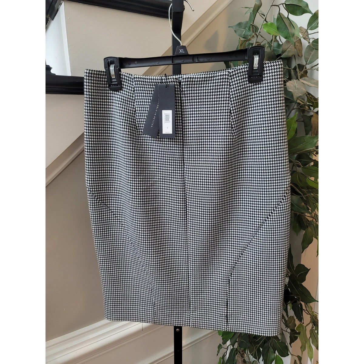 Banana Republic Pencil Skirt Women's Size 6 White/Black Houndstooth Side Slit