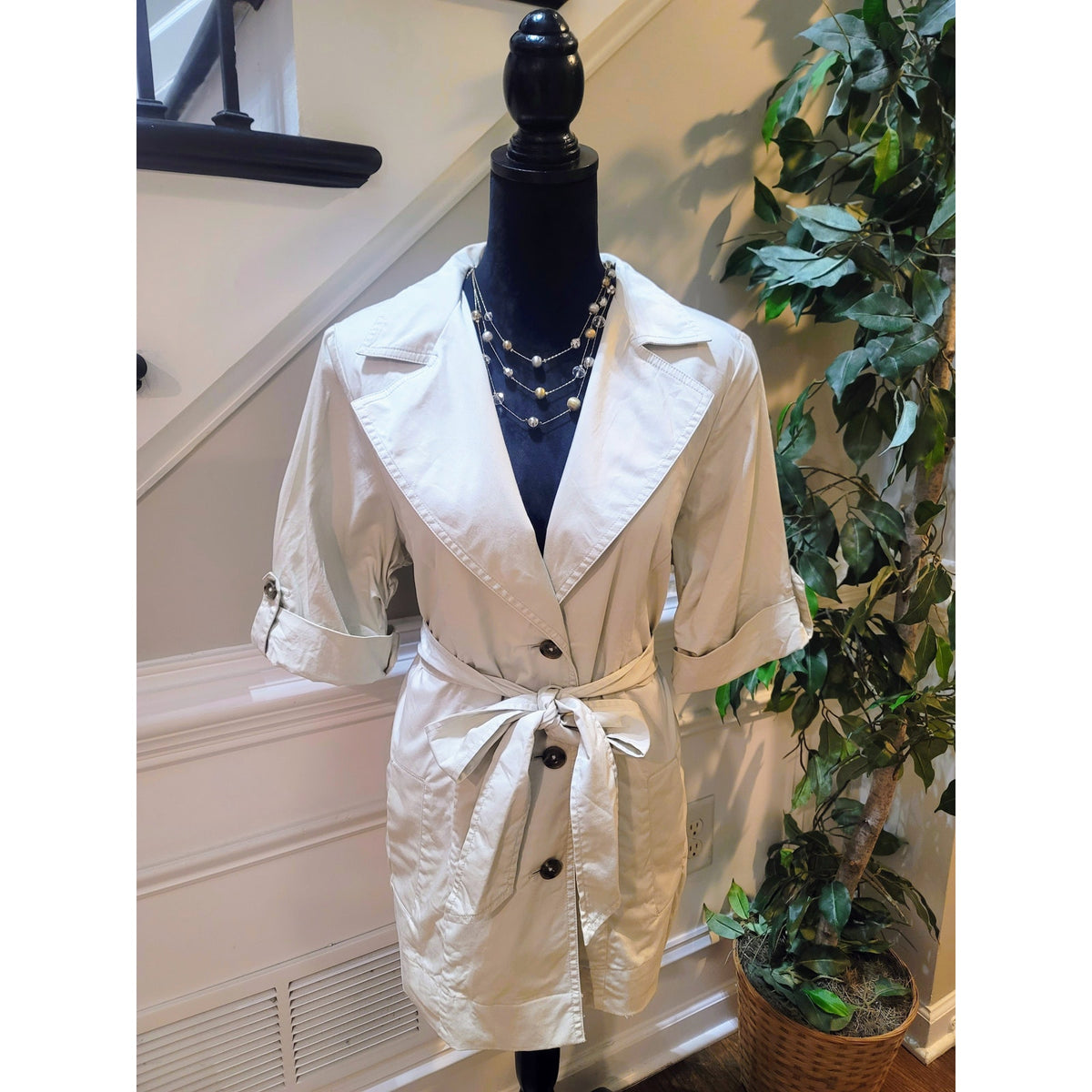 Cabi Safari Jacket Women's Size 12 Beige Notched Lapel Button Front Short Sleeve