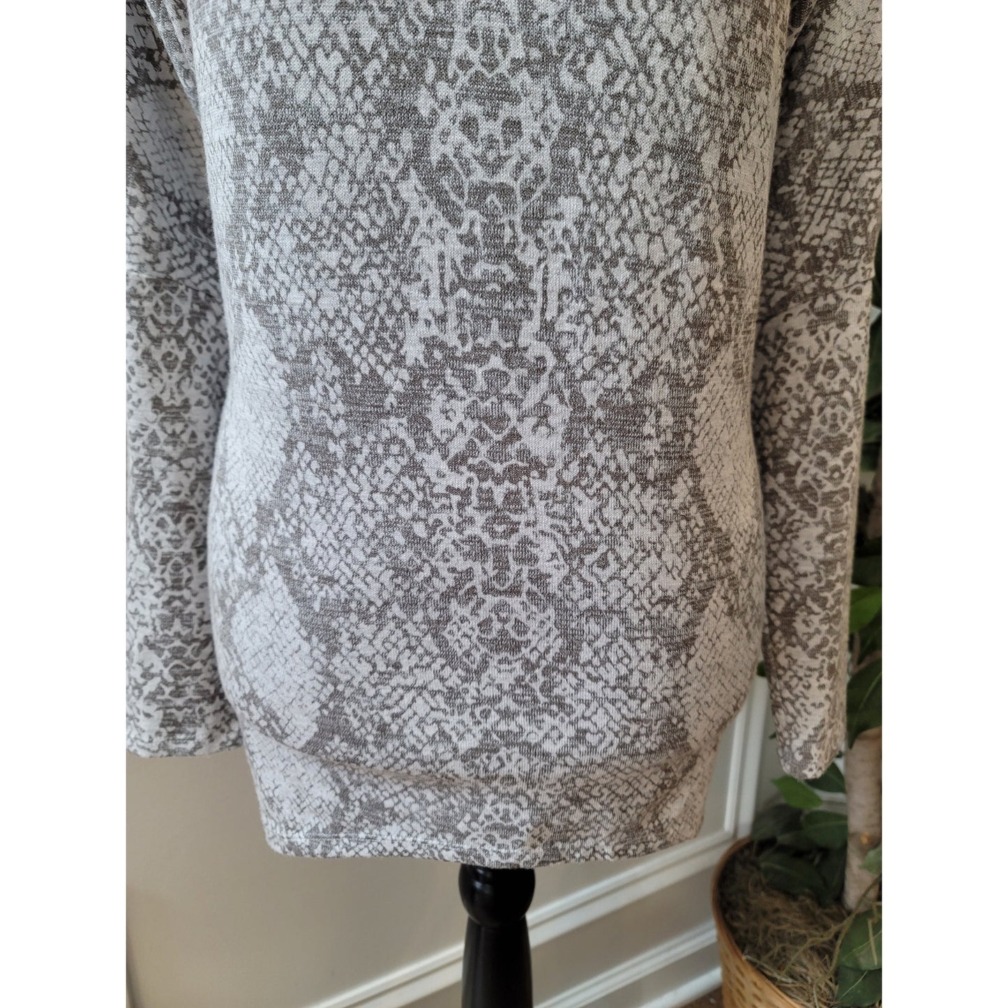 White House Black Market Sweater Women's Size XS Gray Snake Print Long Sleeves