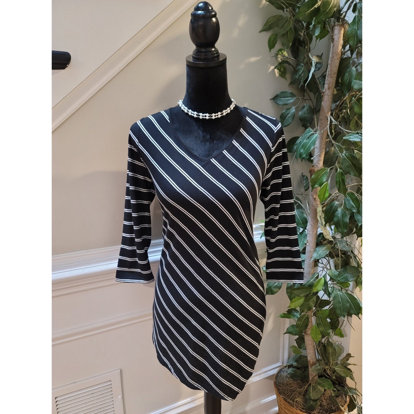 White House Black Market Top Women’s Size Small Black White Stripe 3/4 Sleeves