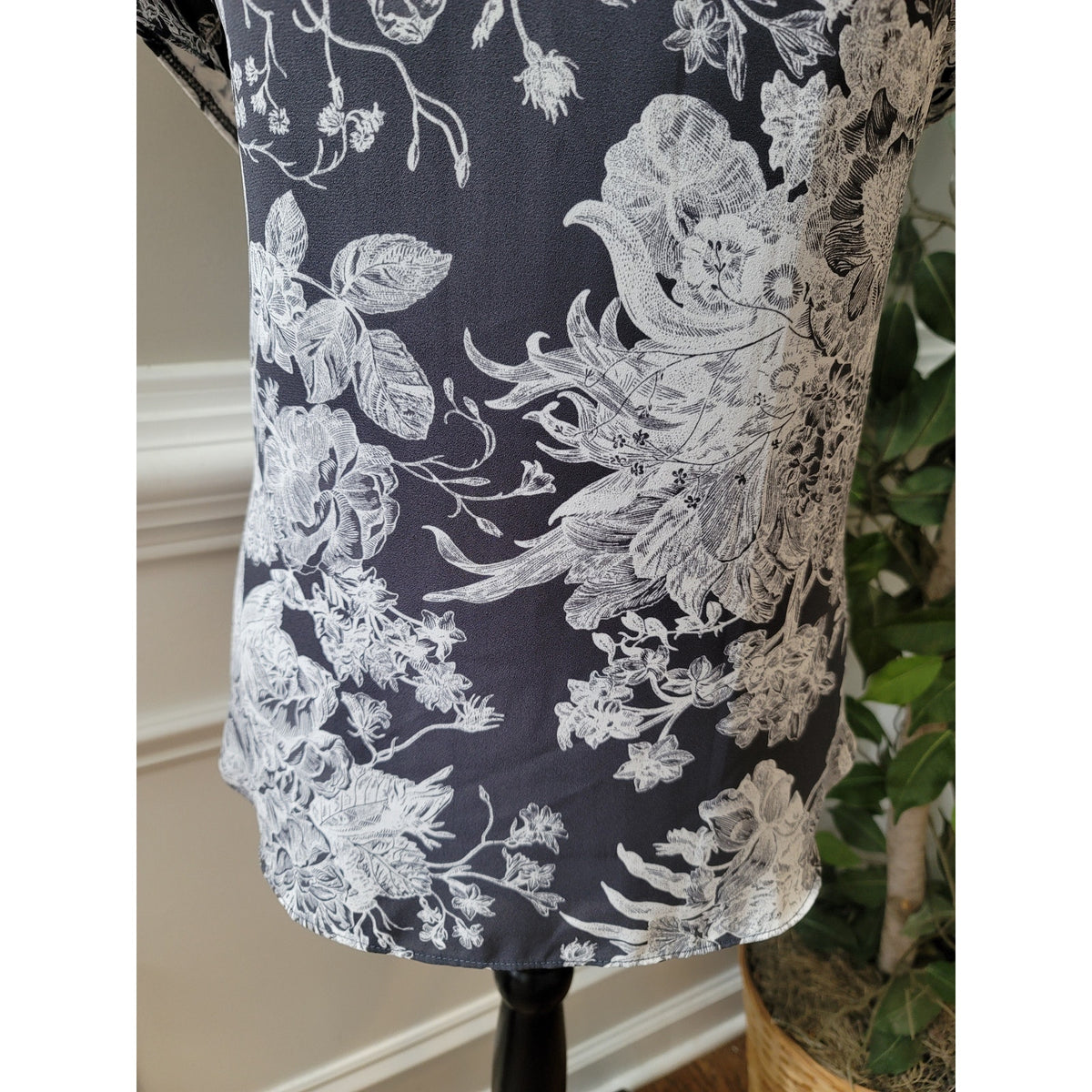 LOFT Blouse Women's Size Small Gray White Floral Print Short Sleeve Scoop Neck