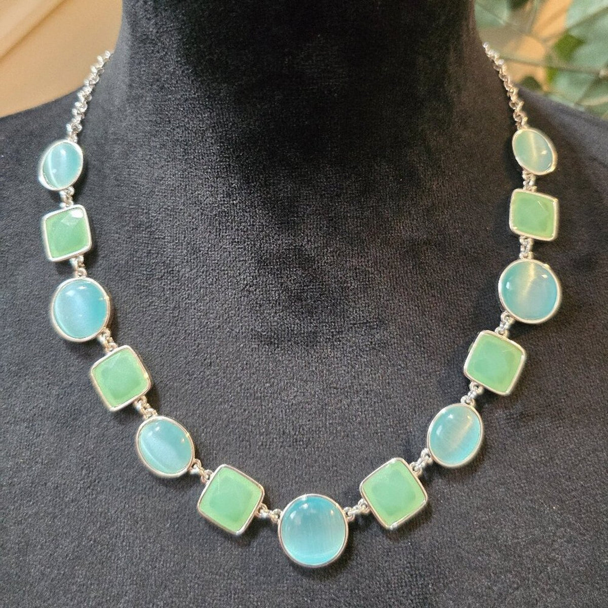 Liz Claiborne Womens Green Crystal Beaded Necklace Jewelry with Lobster Clasp