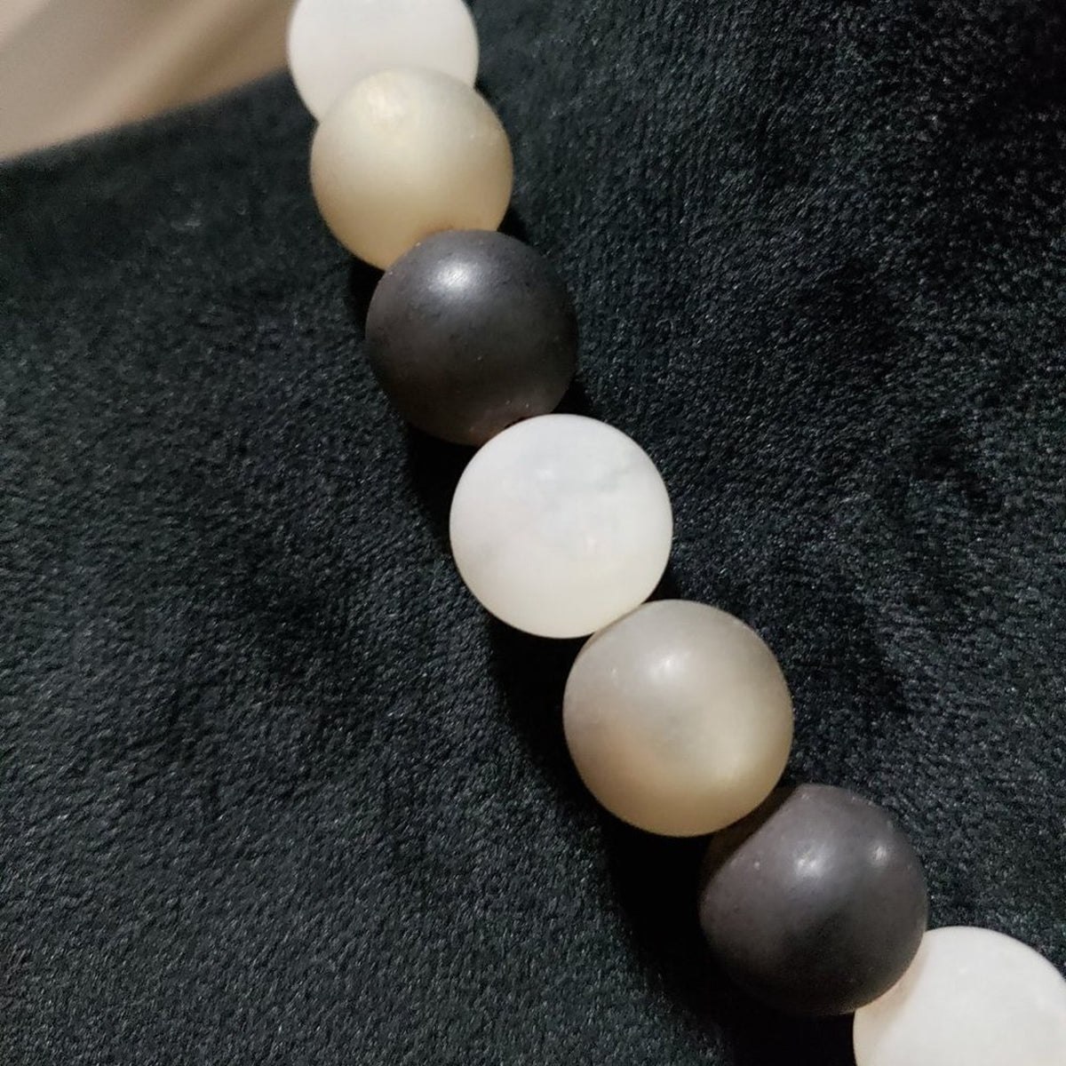 Womens Fashion Black White Round Shell Pearl Collar Necklace with Mystery Clasp
