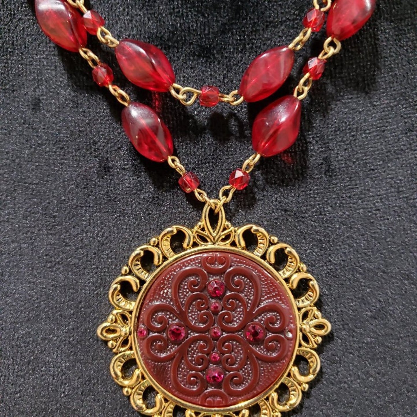 Women Fashion Red Beads & Round Thewa Pendant Collar Necklace with Lobster Clasp
