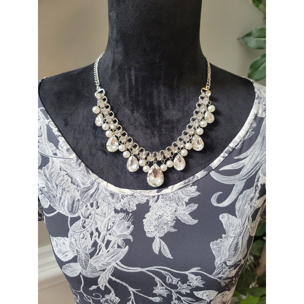 LOFT Blouse Women's Size Small Gray White Floral Print Short Sleeve Scoop Neck