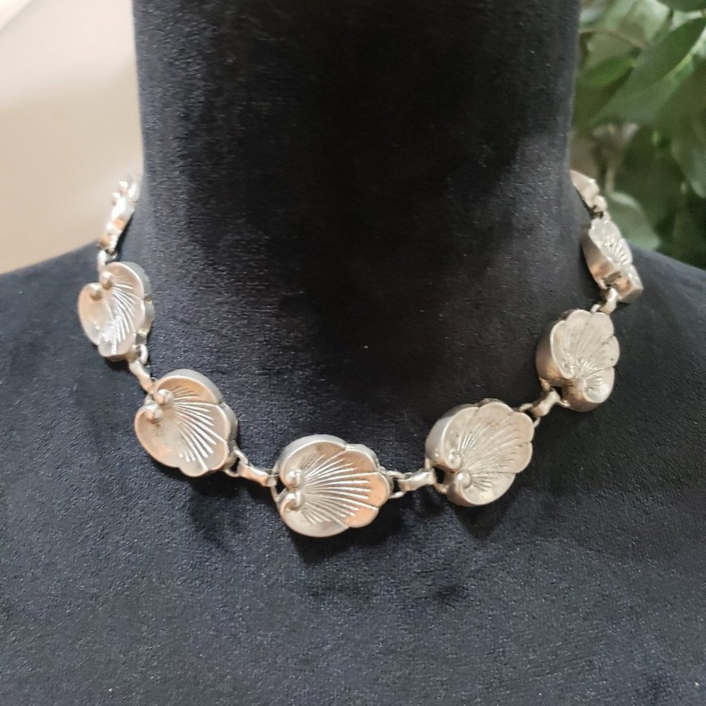 Women Fashion Textured Pansy Silver Tone Choker Collar Necklace with Pearl Clasp