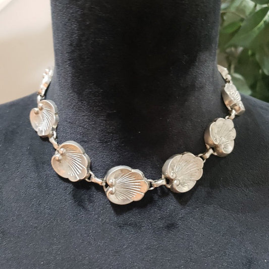 Women Fashion Textured Pansy Silver Tone Choker Collar Necklace with Pearl Clasp