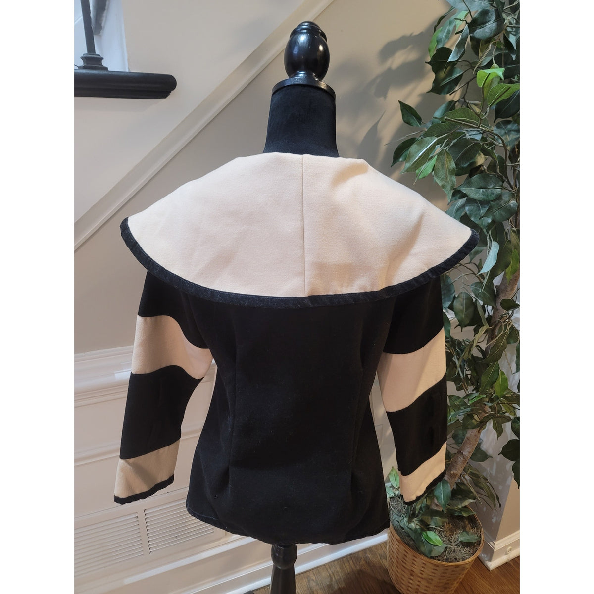 Leran Shawl Jacket Womens Small Cream/Black Colorblock Pointed Hem Long Sleeve