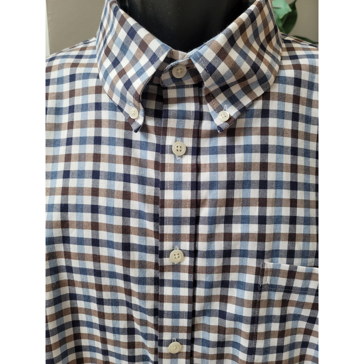 Joseph A. Bank Button Down Shirt Men's Size XL Blue White Cotton Blend Collared