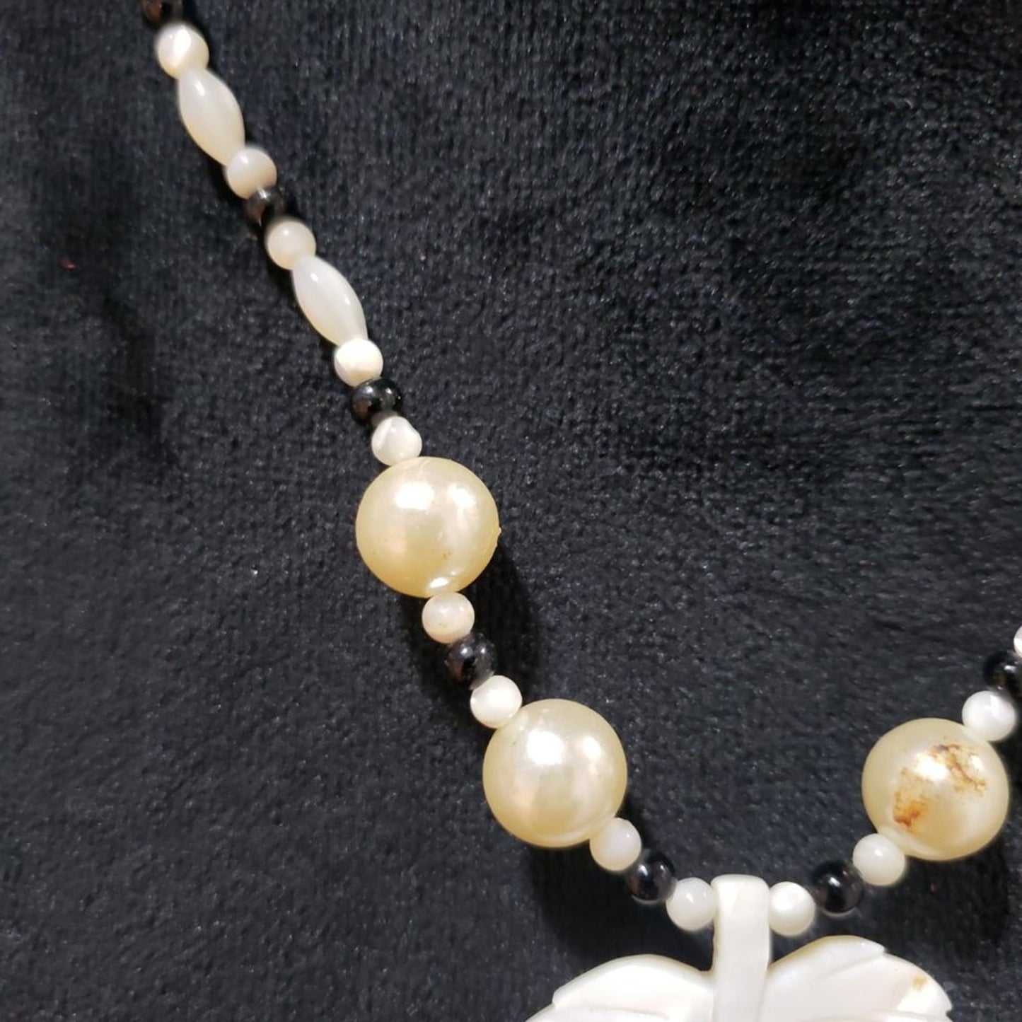 Women's Fashion White Color Big Leaf Charm Mother of Pearl Beaded Necklace