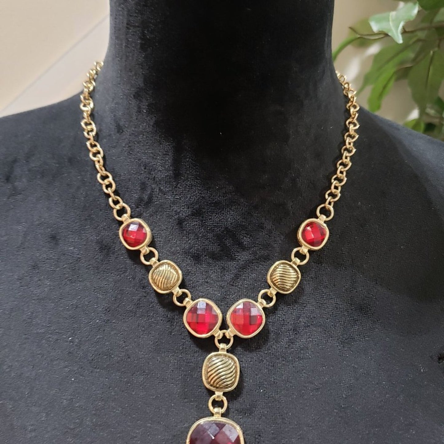 Women Fashions Red Gem Stone Gold Tone Chain Necklace Jewelry with Lobster Clasp