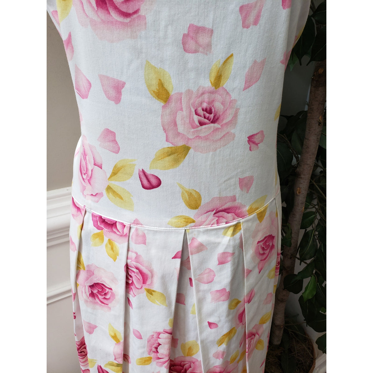 R&K Flared Dress Womens Size 18 White Floral Zip Back Pleated Skirt Heart Neck