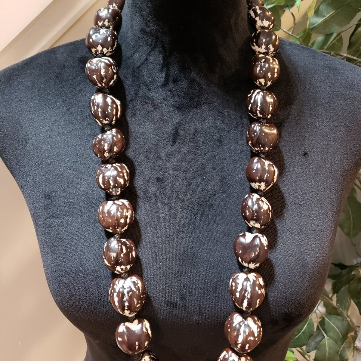 Women Fashion Brown Lumbang Kukui Nut Seed Collar Necklace with Lei Ribbon Clasp