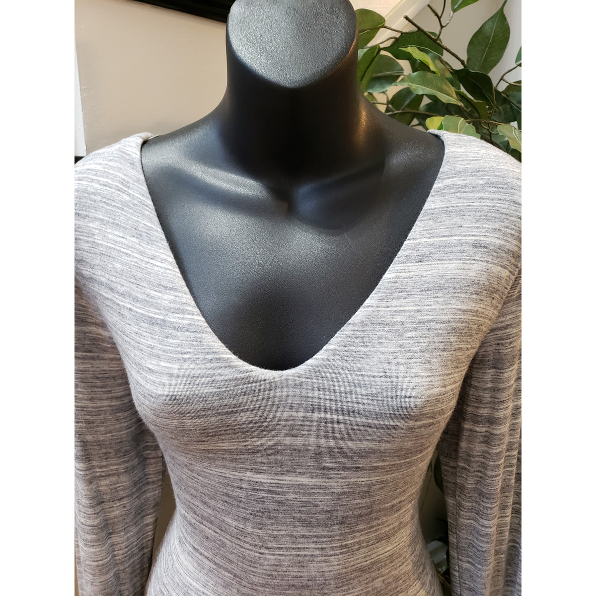 Banana Republic Bodycon Dress Women's Medium Gray Knit Viscose Long Sleeve V Neck