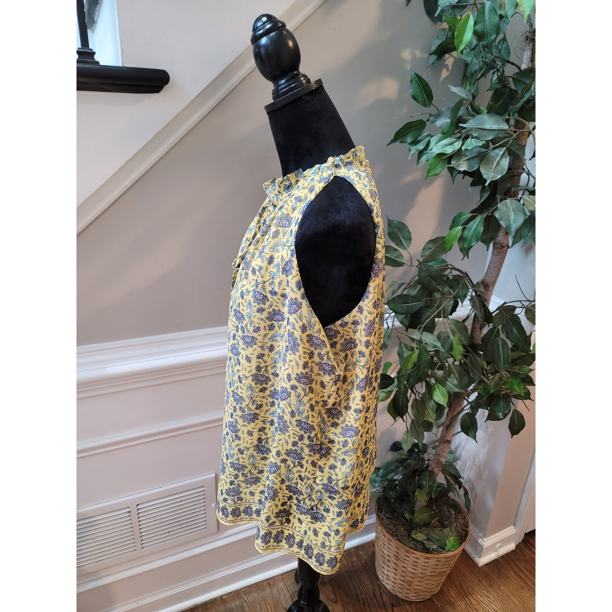 Max Studio Halter Top Women's Large Yellow Floral Ruffle Neck Sleeveless Blouse