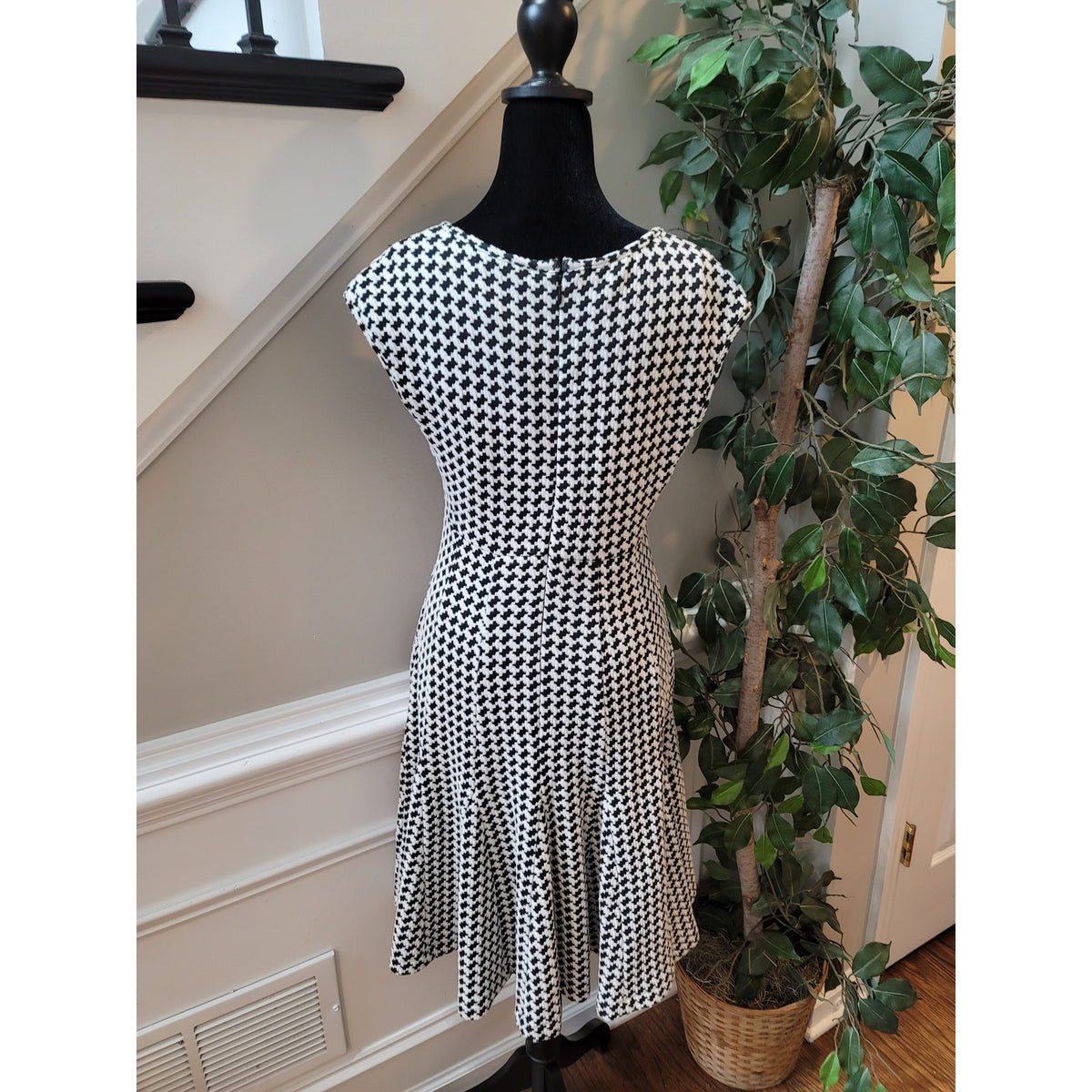 Taylor Dress Houndstooth Women's Size 4 Black White V-Neck Casual Knit