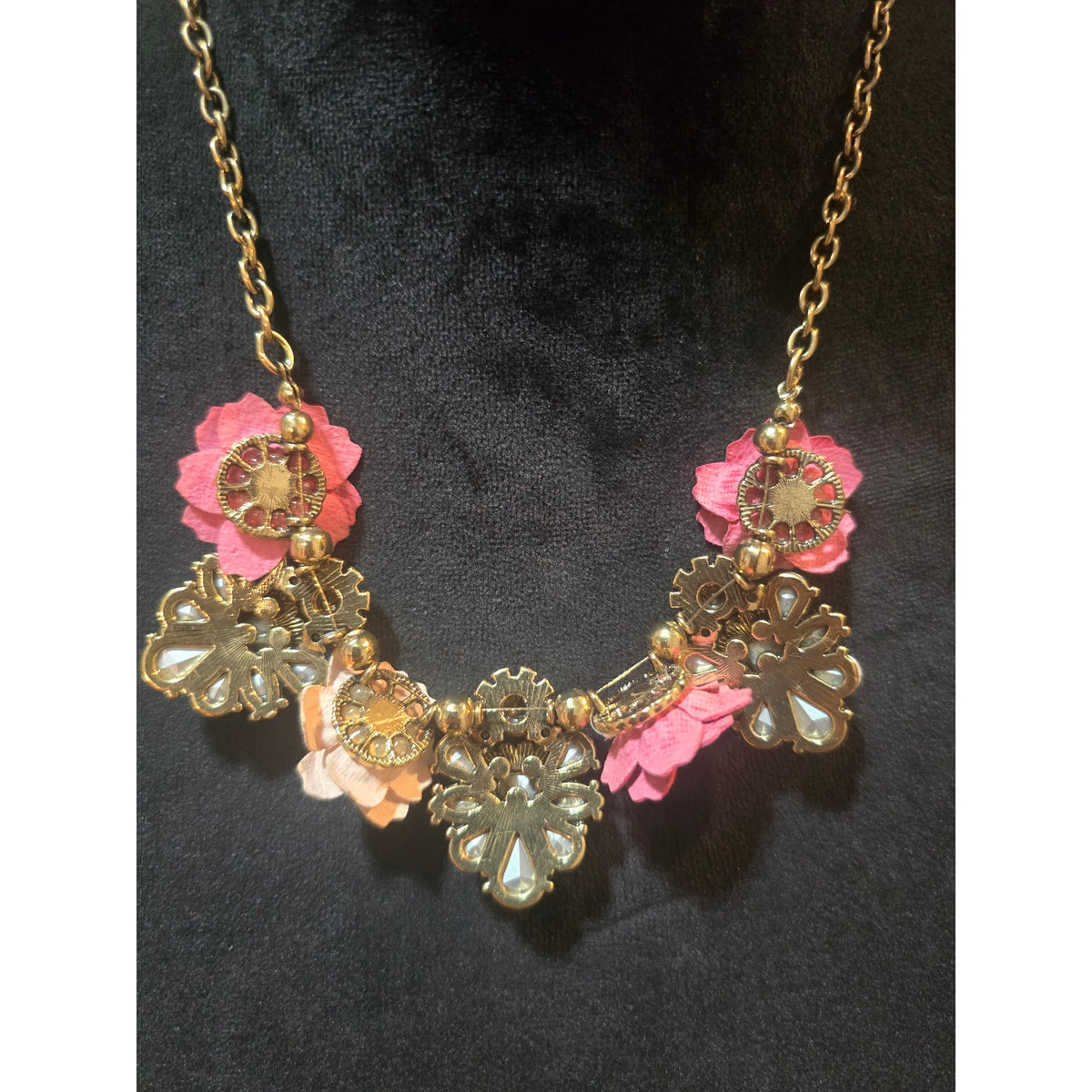 Women's Multicolor Flowers Necklace With Round Pendant and Lobster Claw Clasp
