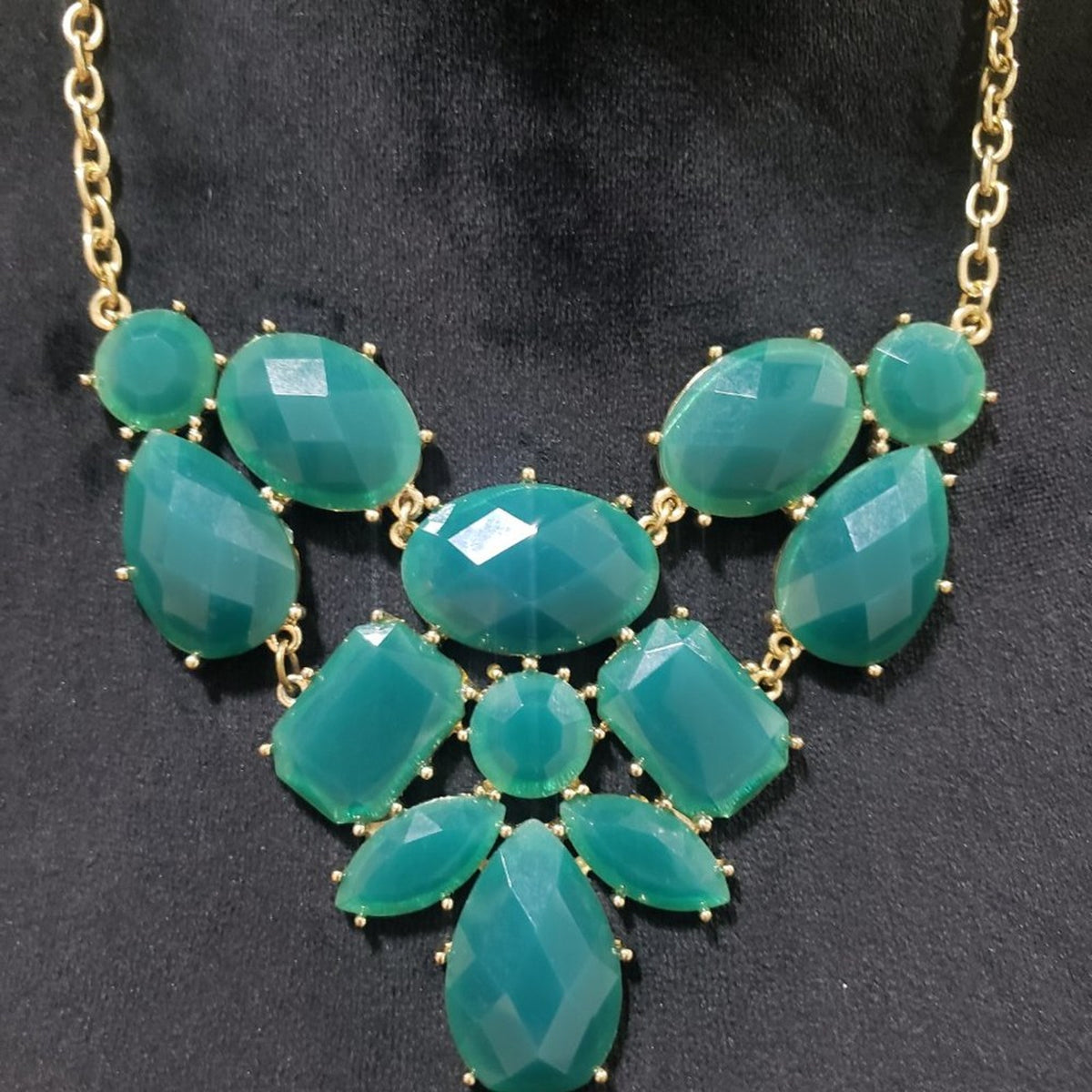 Womens Fashion Green Color Faceted Rhinestones Statement Necklace with Lobster