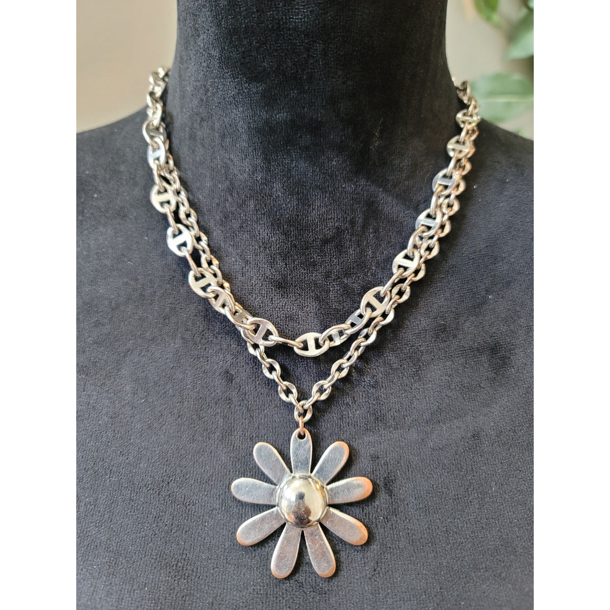 Women's Lightweight Silver Necklace With Twisted Mariner Link Chain Design