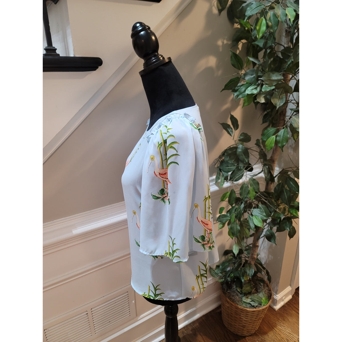 Ann Taylor Blouse Top Women's Small Blue Flamingo Keyhole Back Flutter Sleeves