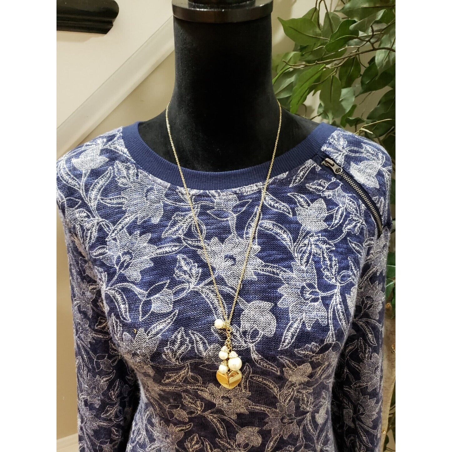 Max Jeans Women's Blue Floral Rayon Crew Neck Long Sleeve Sweater Size X-Small