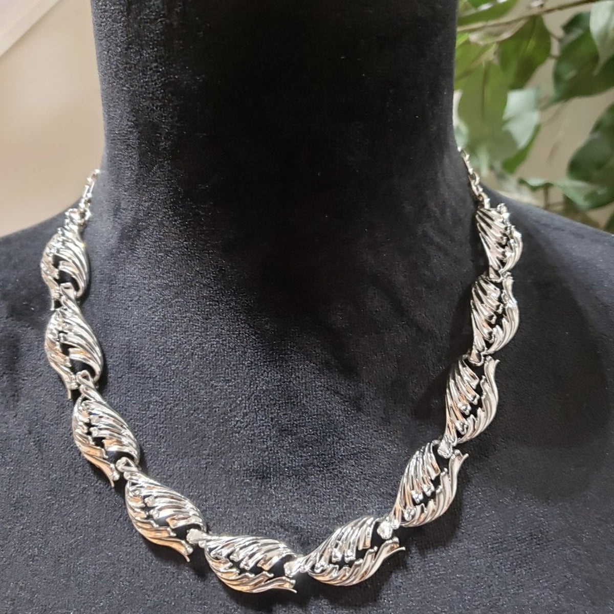 Vintage Womens Silver Tone Curved Textured Leaf Link Necklace with Hook & Loop