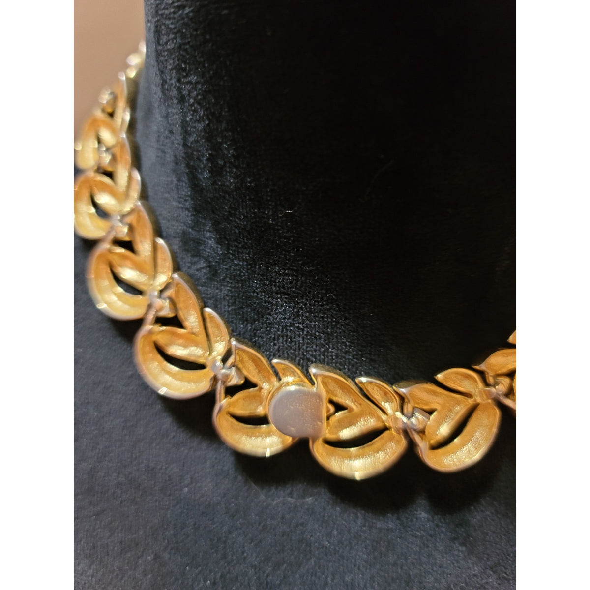 Women's Gold Leaf Link Statement Necklace Elegant Vintage Style Jewelry Design