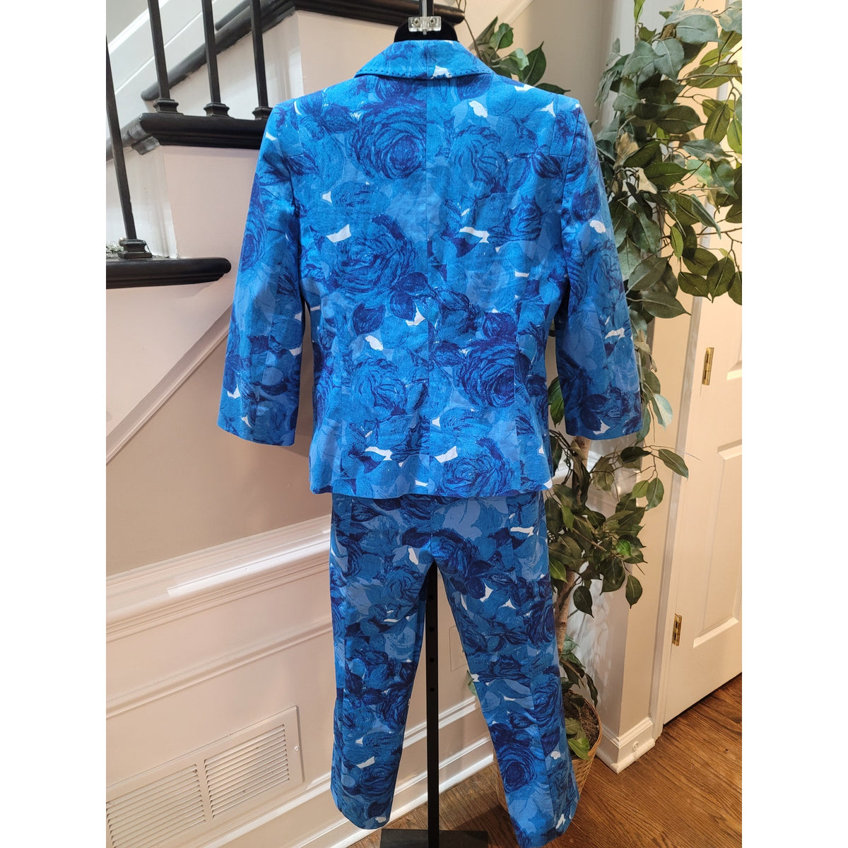 Ann Taylor Pant Suit Women's Size 10/8 Blue Floral Single Button Blazer Pockets